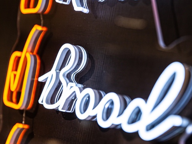 Neon op acrylplaat