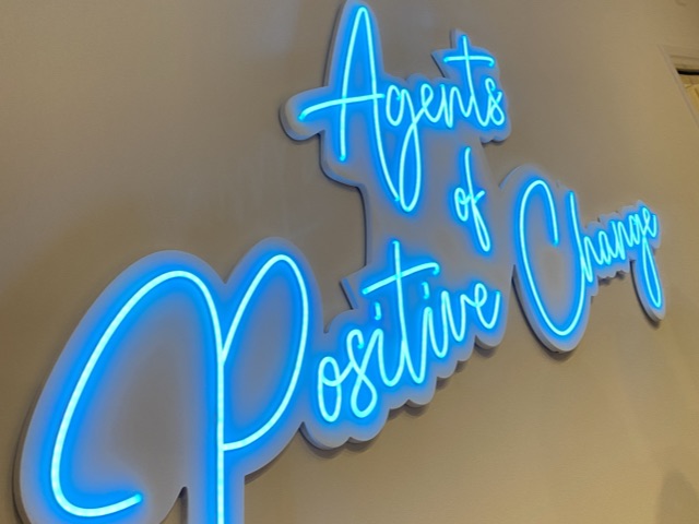 Neon op houten drager, contourgezaagd