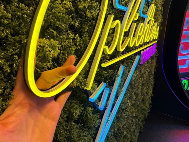 Neon op stalen profiel, contourgezaagd